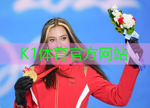 别再局限于室内健身,公园翻单杠打破运动束缚!